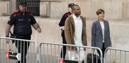 阿爾維斯去法院簽到時(shí)接受采訪:現(xiàn)在我必須在法庭上踢一場(chǎng)比賽